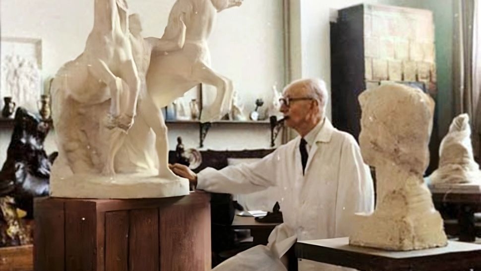 Cine este artistul care a sculptat toată viaţa cu o singură mână. Povestea impresionantă a sculptorului român