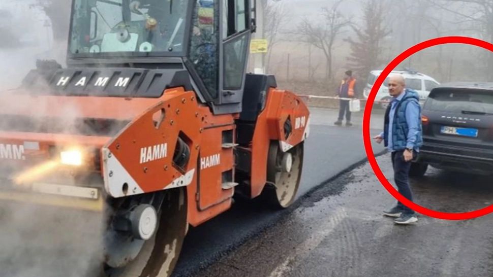 Un primar aflat în plină campanie electorală verfică stadiul lucrărilor de asfaltare cu un bolid de lux/ Captură foto