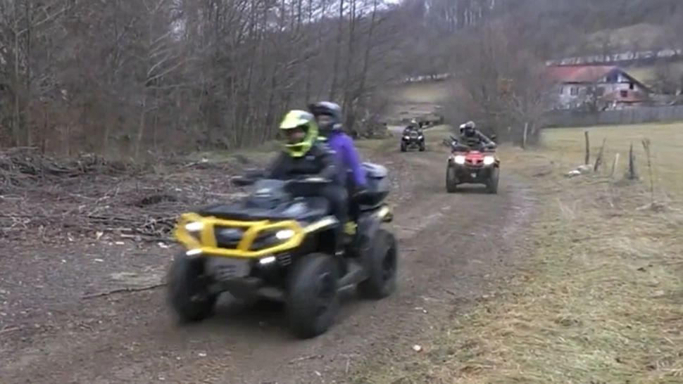 Bărbat de 63 de ani, la spital după ce fost bătut și abandonat pe câmp de zeci de indivizi cu ATV-uri/ Captură video