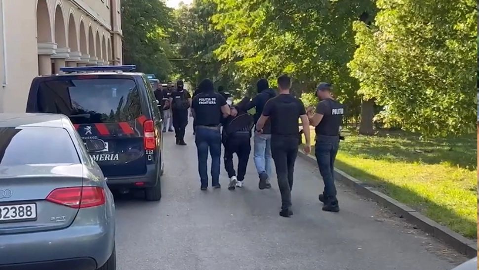 Traficantul de migranți care a înjunghiat 2 polițiști de frontieră, prins după 12 ore de căutări. Bărbatul va fi audiat/ Captură video