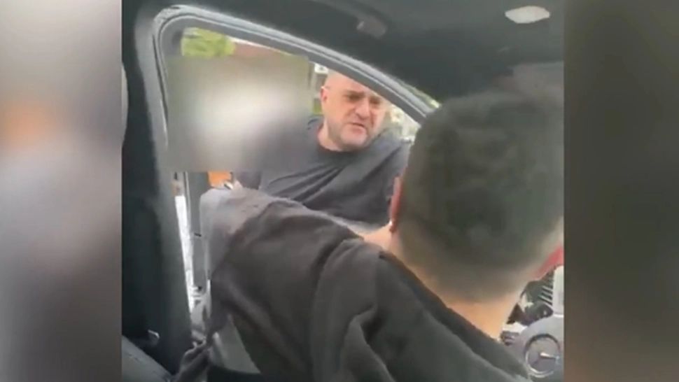 Noi detalii în cazul afaceristului care a amenințat cu cuțitul un șofer aflat în trafic: milionarul se știa cu victima/ Captură video