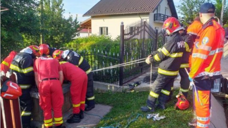 Bărbat de 63 de ani, la un pas de moarte după ce a căzut într-o fântână adâncă de 7 metri/ Foto: ISU Botoșani
