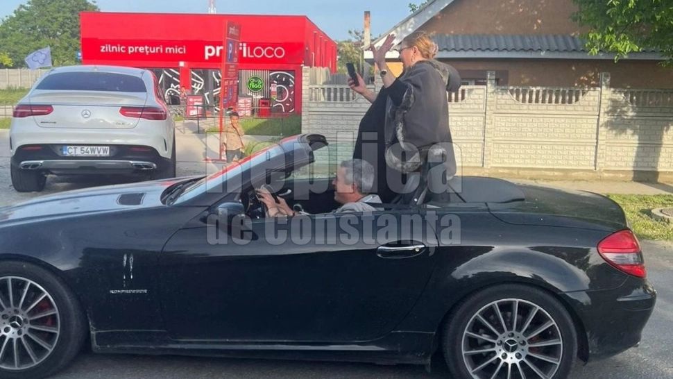 Diana Șoșoacă a făcut din nou circ, de data asta într-o decapotabilă. Foto: Replica de Constanta