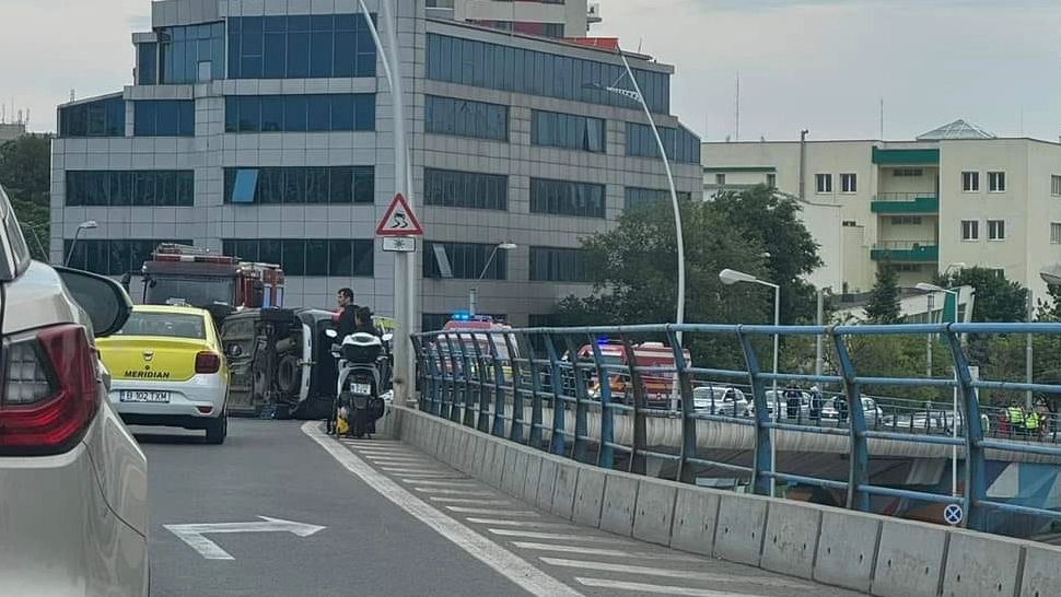 Podul Basarab, blocat de un accident rutier grav