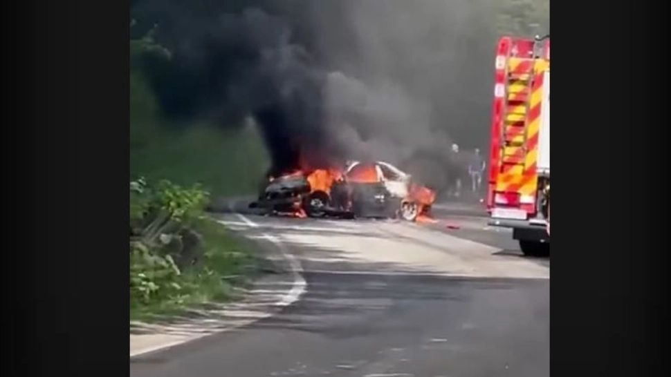 Mașina s-a făcut scrum, însă șoferul a ieșit la timp din ea. Foto/Captură video