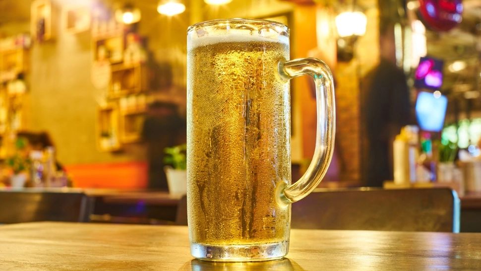 Ce cantitate de bere trebuie să bem pentru a egala o sticlă de vin