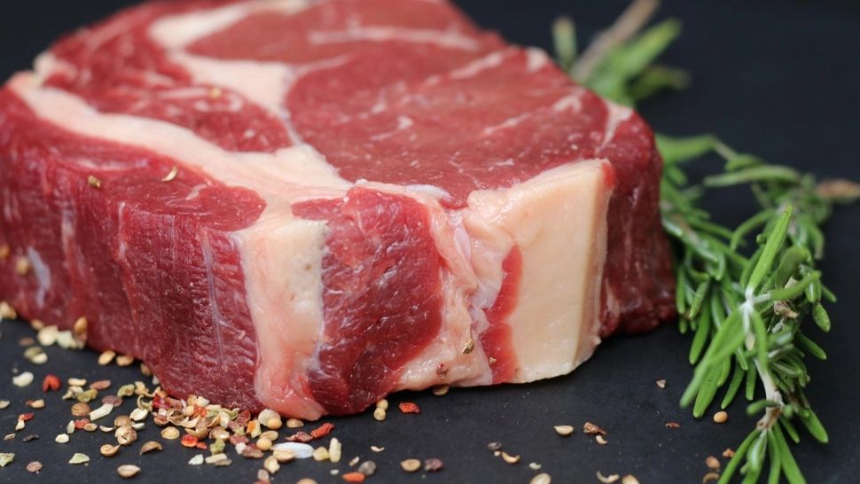 Unde putem găsi mai multe proteine, în carne sau legume? Ce spun specialiștii. Foto/Arhivă