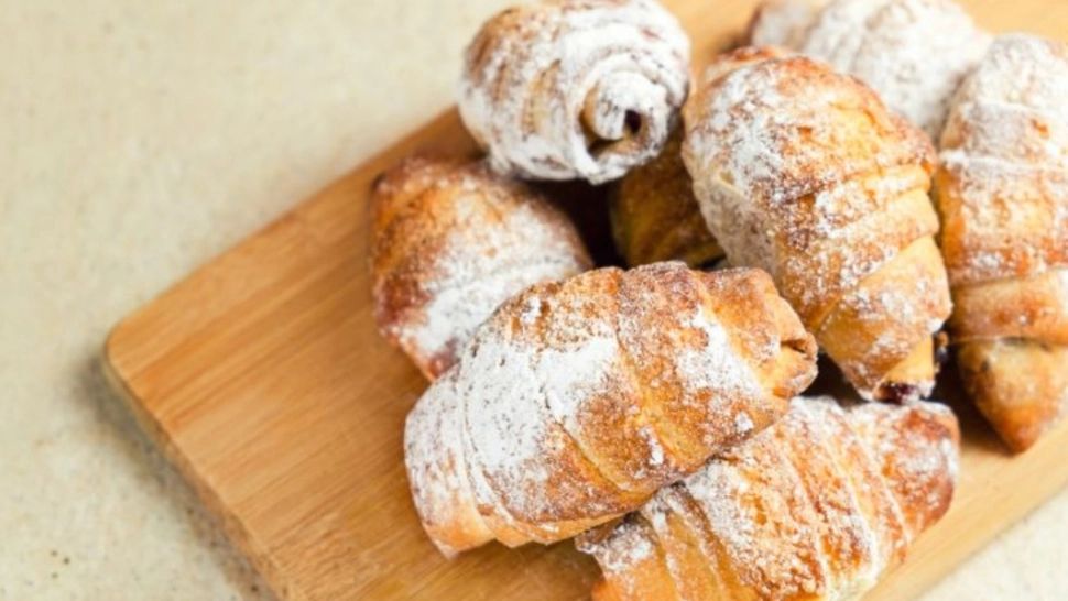  Cornulețe fragede cu nucă și bezea. Rețeta simplă, delicioasă și ușor de pregătit 