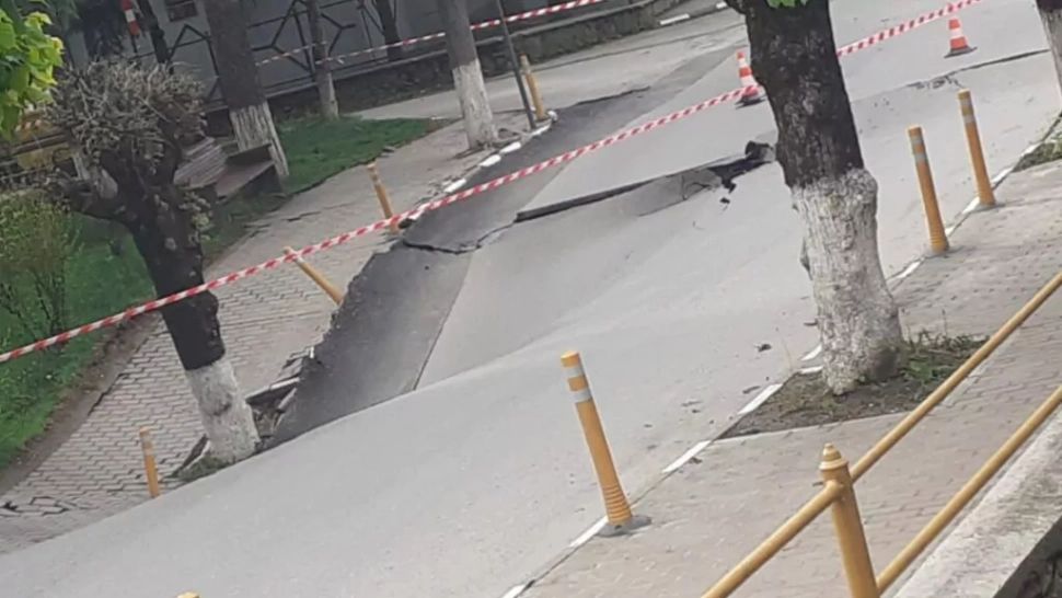 Au loc noi evacuări la Slănic Prahova, în locul în care s-a surpat strada. Perimetrul de siguranță a fost extins. Anunțul lui Raed Arafat