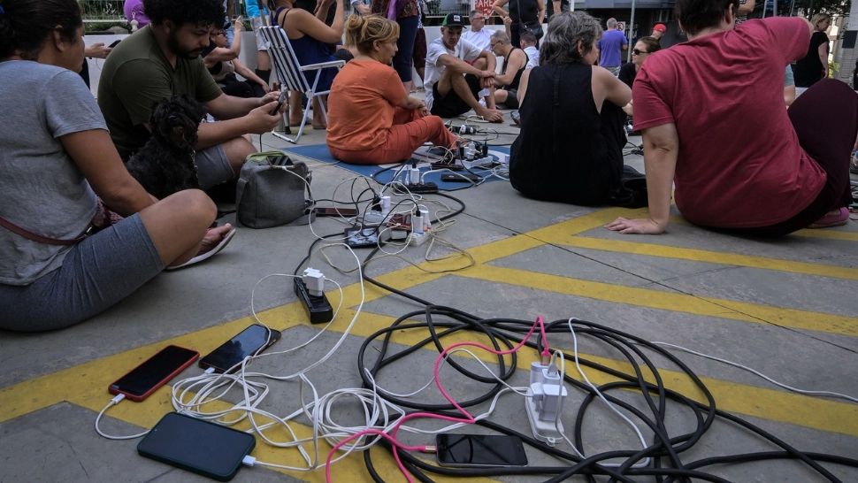 Încărcarea telefonului, o chestie cât se poate de serioasă. Foto/Profimedia