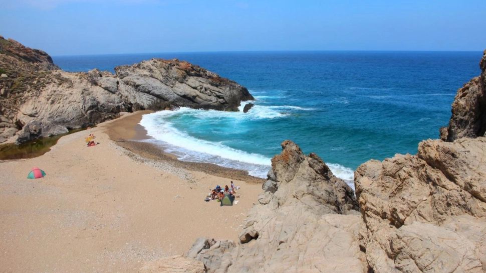 Cea mai periculoasă plajă din Grecia, unde turiștii își pun viața în pericol dacă intră în apă 