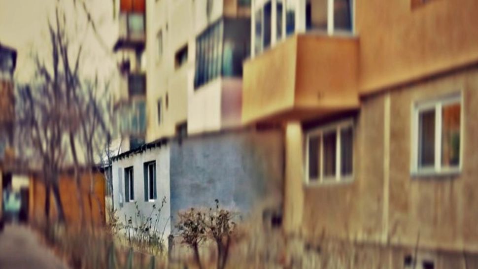 Caz șocant la Brăila. Droguri vândute de la geamul apartamentului. Clienții stăteau cuminți la coadă