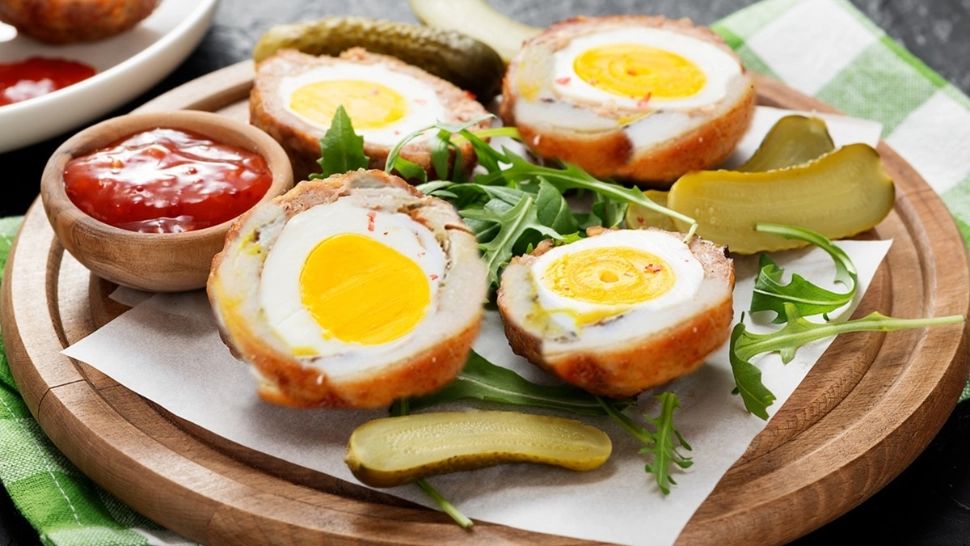 Ruladă din piept de pui cu ouă fierte. Rețetă de aperitiv festiv