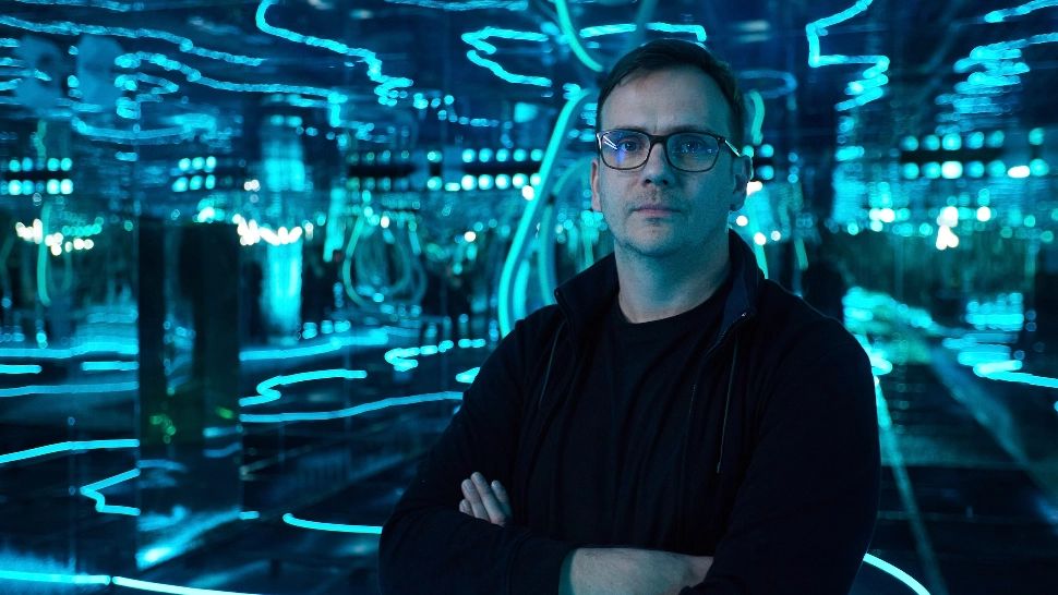 „În artă, nu ești niciodată singur” – Adrian Damian, omul din spatele SynergyX, instalația interactivă care va surprinde zecile de mii de vizitatori de la RDW 2024