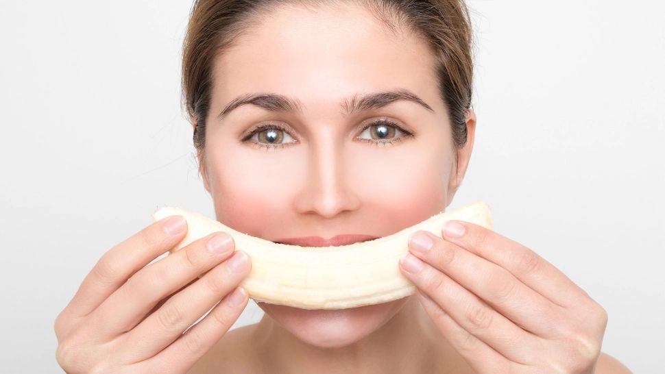 Bananele, soluția miraculoasă pentru o piele perfectă, ca de porțelan. Iată ce măști de față poți să pregătești cu deliciosul /Profimedia