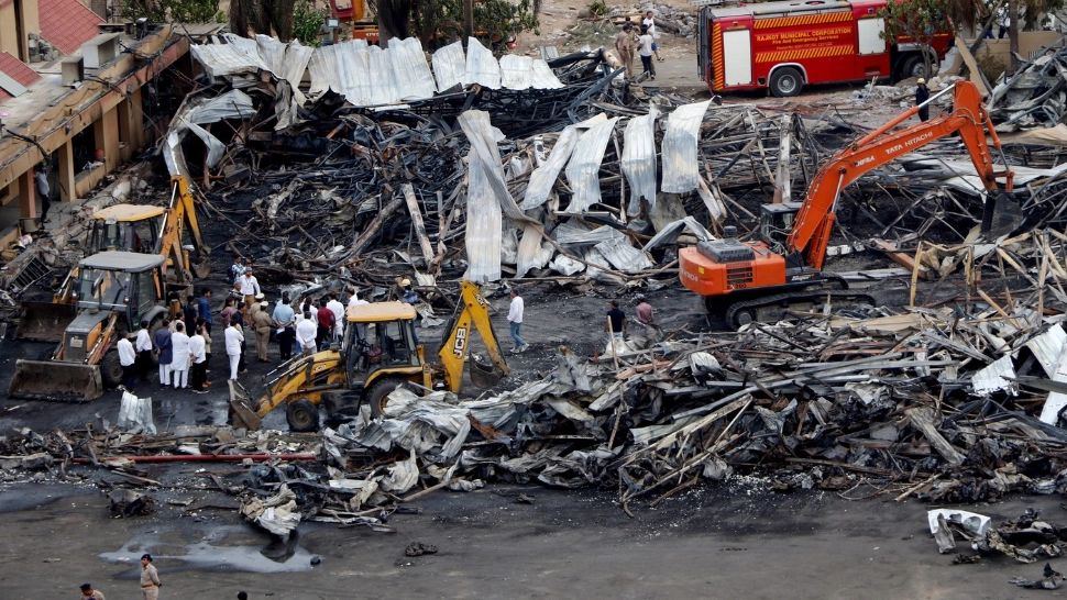 Incendiu devastator într-un parc de distracţii din India: Bilanţul a urcat la 27 de morţi, dintre care 4 copii/ Profimedia