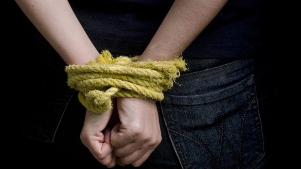 Un bărbat a fost luat cu forța de pe stradă și sechestrat într-o dubă