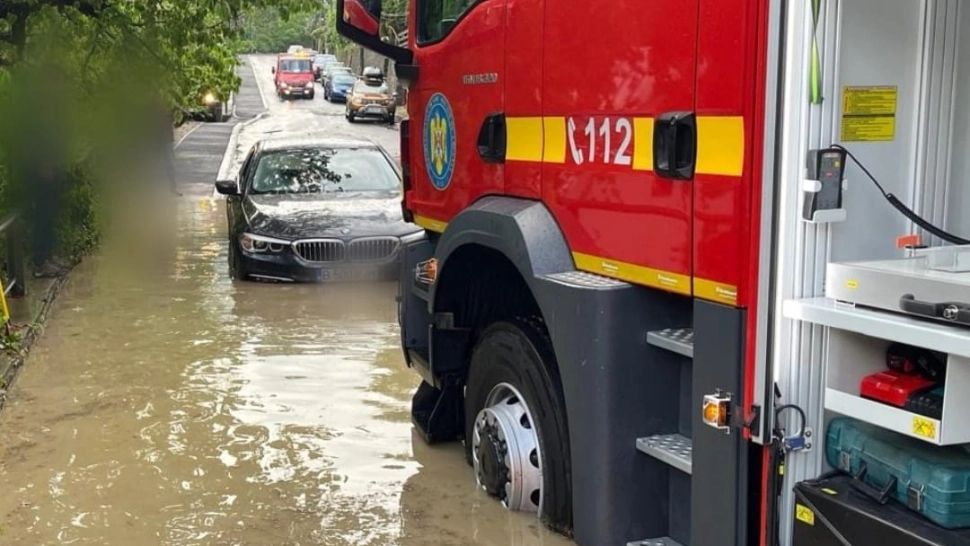 Traficul rutier pe DN1, în zona stațiunii Sinaia este dat peste cap. Foto/ISU