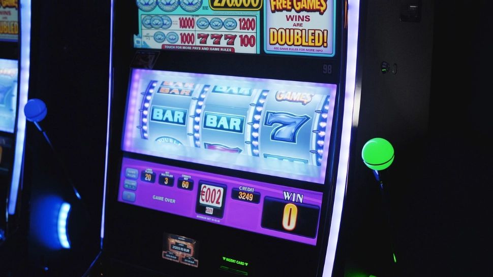 Norocul pensionarului. Un bătrân a câștigat 42.000 de euro la jackpot