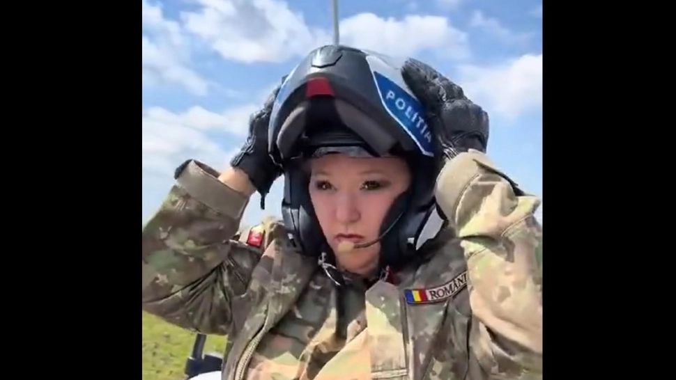 Diana Șoșoacă a filmat un clip electoral pe motocicleta Poliției, îmbrăcată în uniformă de armată. Reacția IGPR