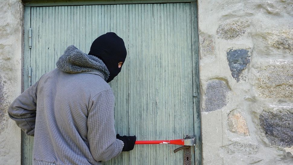 Sezonul vacanțelor, preferatul hoților. Cum ne păzim locuințele