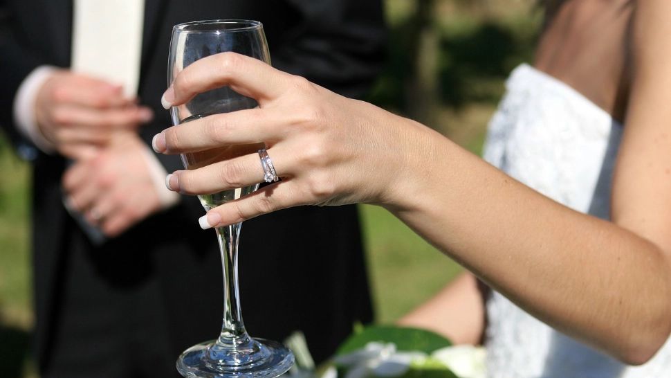 Panică la o nuntă din România. Mirele s-a prăbușit pe ringul de dans