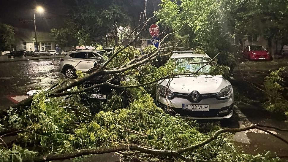 Furtuni electrice de COD ROȘU în România. Aproape 400 de intervenții în București și Ilfov. ANM anunță vreme de coșmar: prognoza actualizată - VIDEO