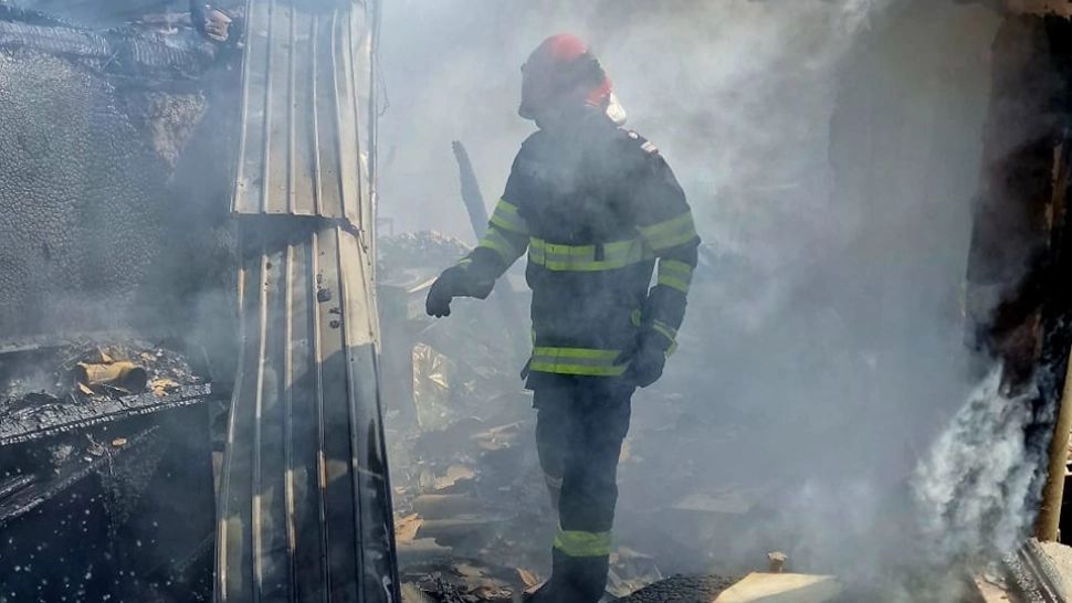 Un bărbat a fost mistuit de flăcări în propria casă. Totul a pornit de la un scurtcircuit