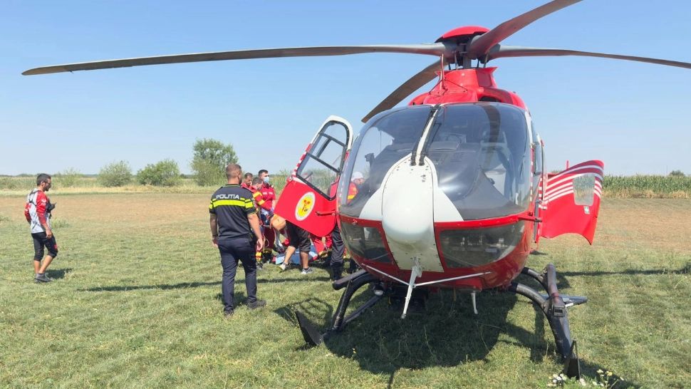 Salvatorii, în alertă: Persoană căzută cu parașuta la aterizare, pe aerodromul Clinceni