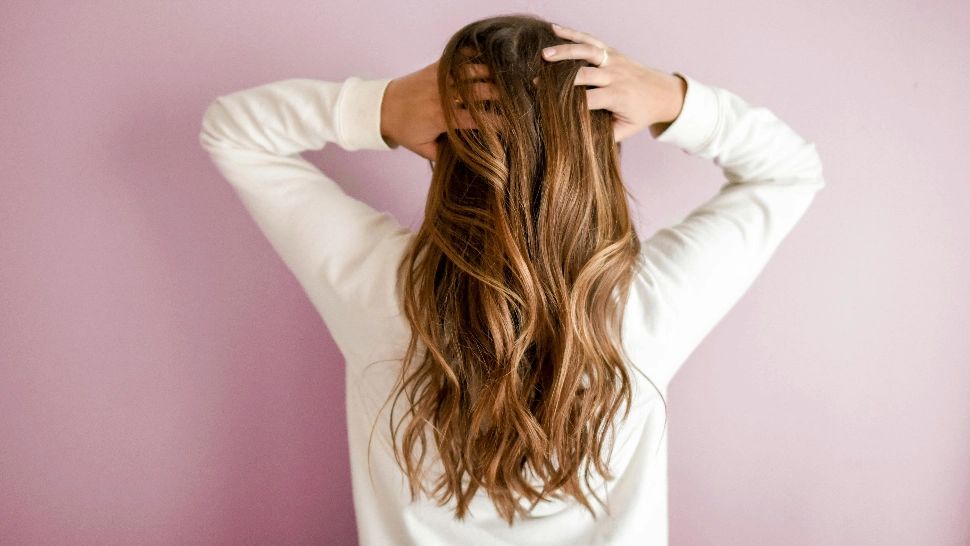 Ce se întâmplă dacă îți clătești părul cu ceai de mentă sau de rozmarin. Nu vei mai apela la produsele cosmetice costisitoare. Trucuri pentru a avea o podoabă capilară de invidiat