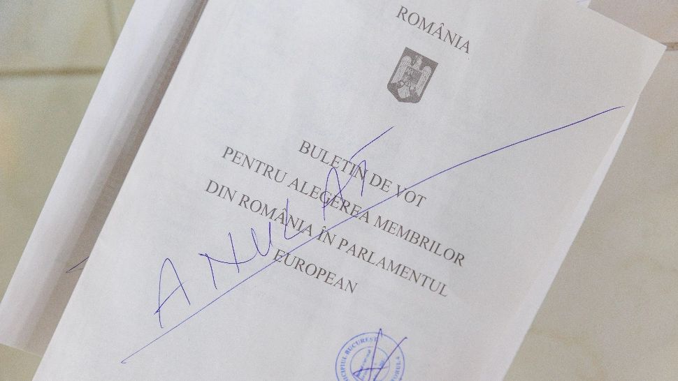 Mai multe buletine de vot deja ștampilate, descoperite într-o secție de votare din Capitală. Poliția a intrat pe fir