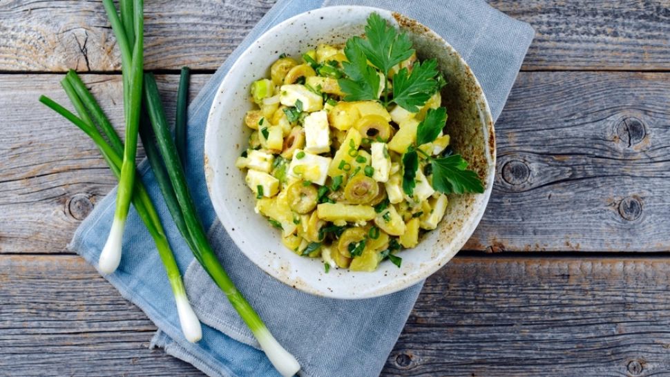 Legume care fac diferența în salata de cartofi. Aceste secrete culinare o duc la nivelul următor