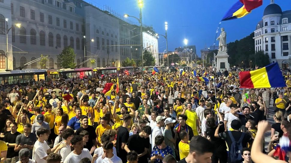 Trafic blocat în Piața Universității: Mii de suporteri serbează calificarea echipei naționale
