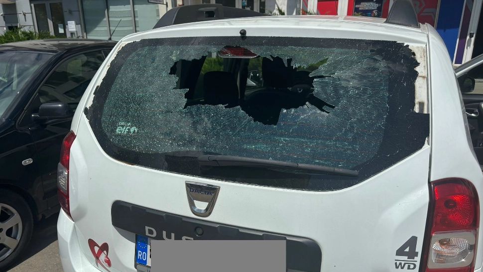 Poliția îi caută pe cei care au vandalizat mașina Realitatea Plus, după o anchetă care-l viza pe Piedone. S-a deschis dosar pentru distrugere