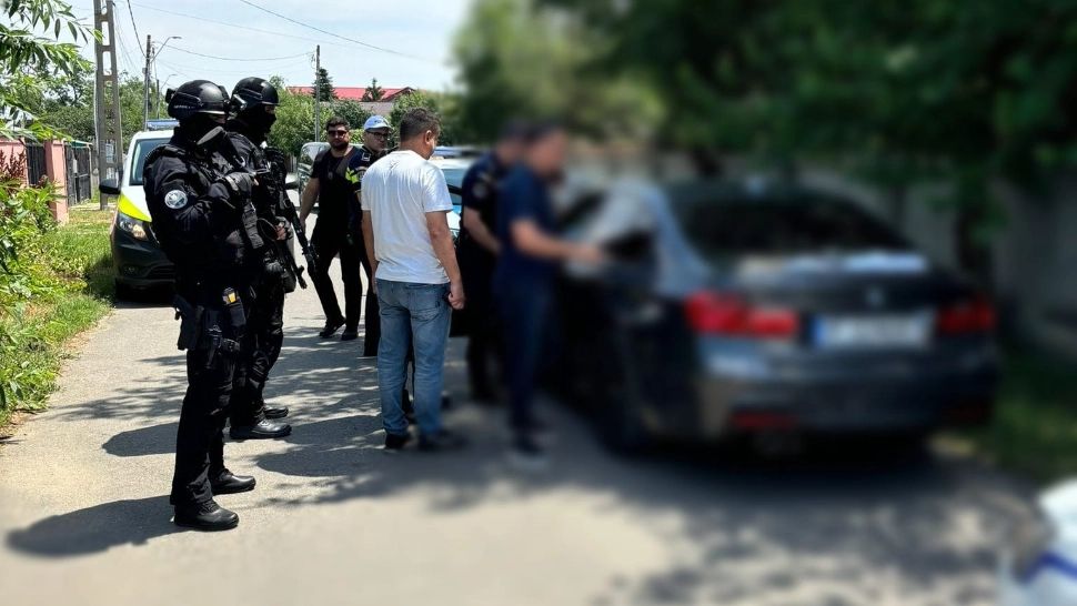 ALEGERI locale 2024 - Scandal în localitatea Ștefăneștii de Jos. Bărbat reținut pentru că împărțea bani pentru voturi - FOTO