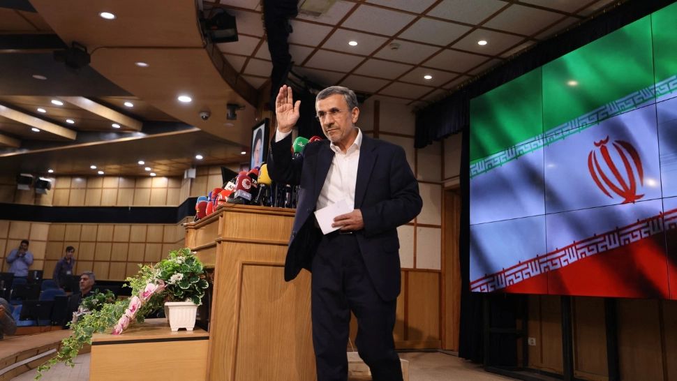 Mahmoud Ahmadinejad, adept al liniei dure, şi-a depus candidatura pentru alegerile prezidenţiale. Foto/Profimedia