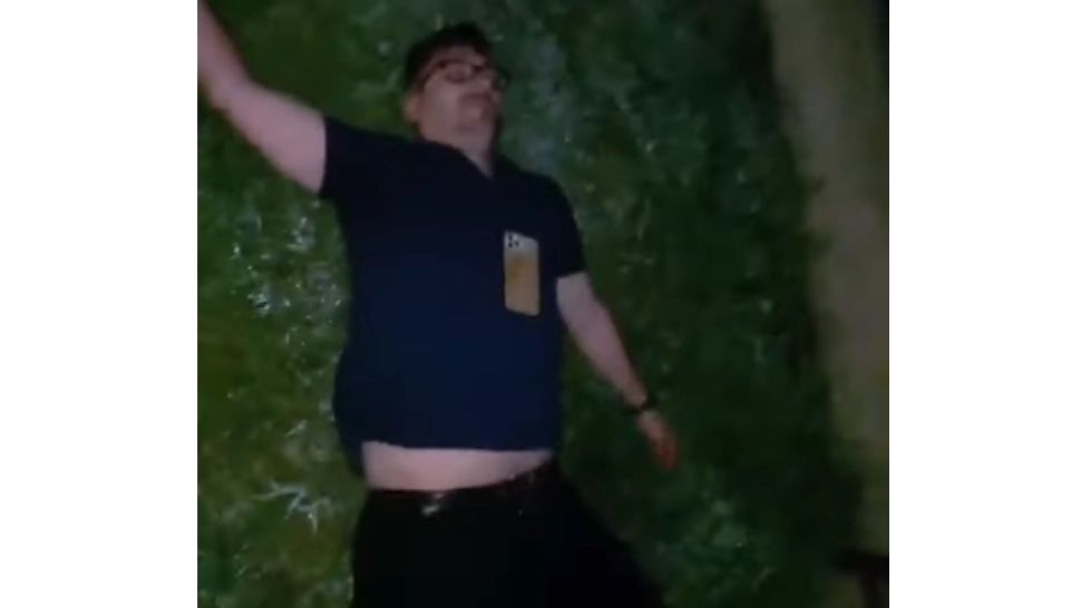 Candidat USR, filmat în timp ce zăcea mort de beat într-un șanț. Foto: Captură YouTube