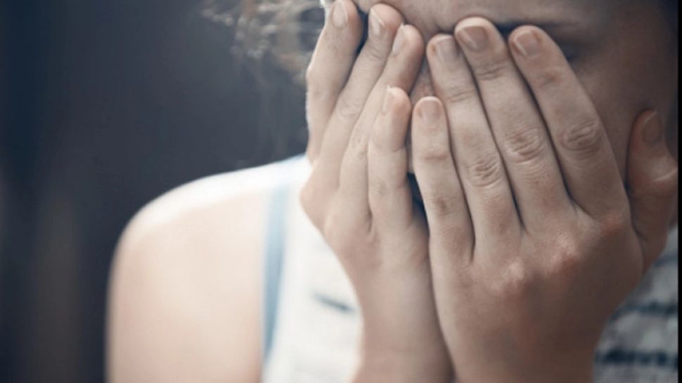 Elevă sugrumată, pusă să stea în genunchi și hărțuită constant, într-o școală din Constanța