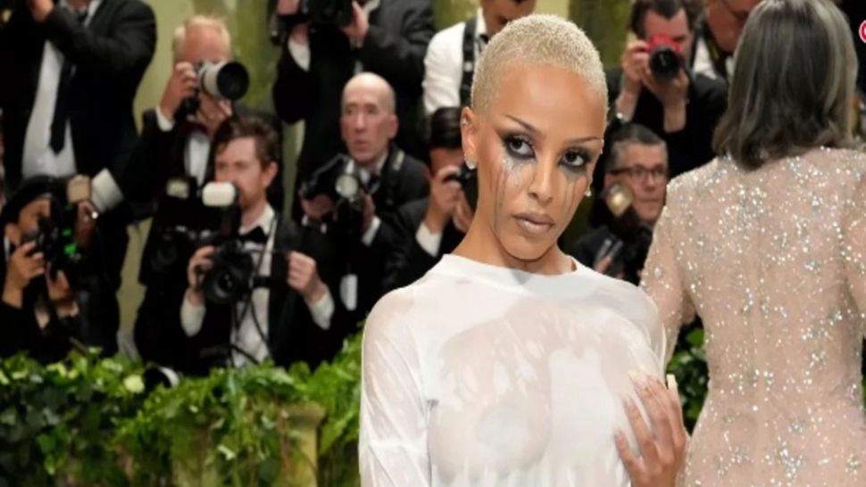 Doja Cat a apărut goală sub o rochie albă lungă