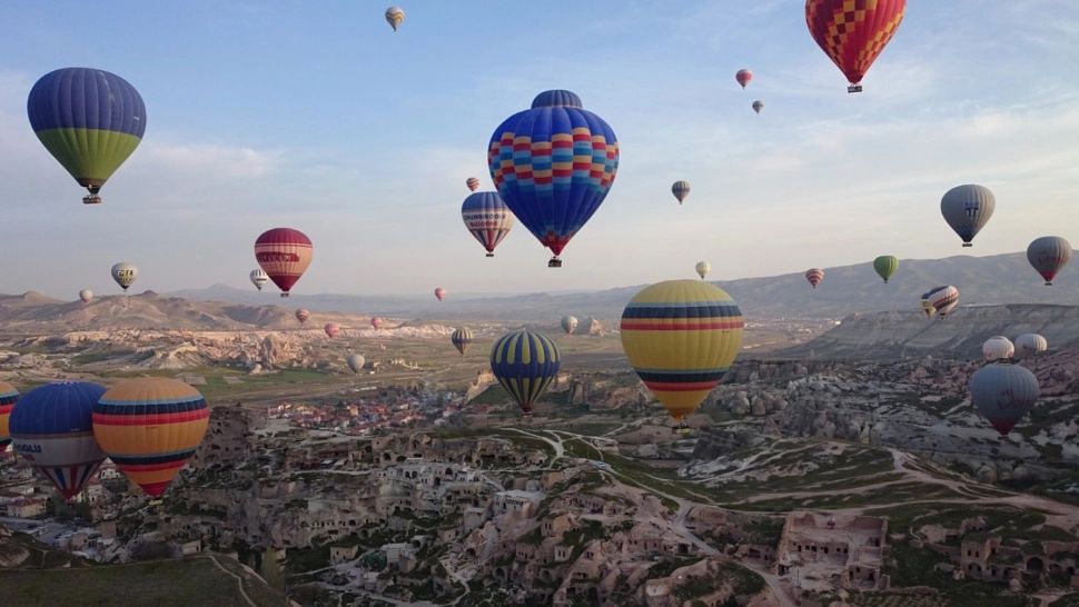 Un balon cu aer cald plin cu turiști s-a prăbușit între stâncile din Cappadocia. Incidentul a fost filmat - IMAGINI
