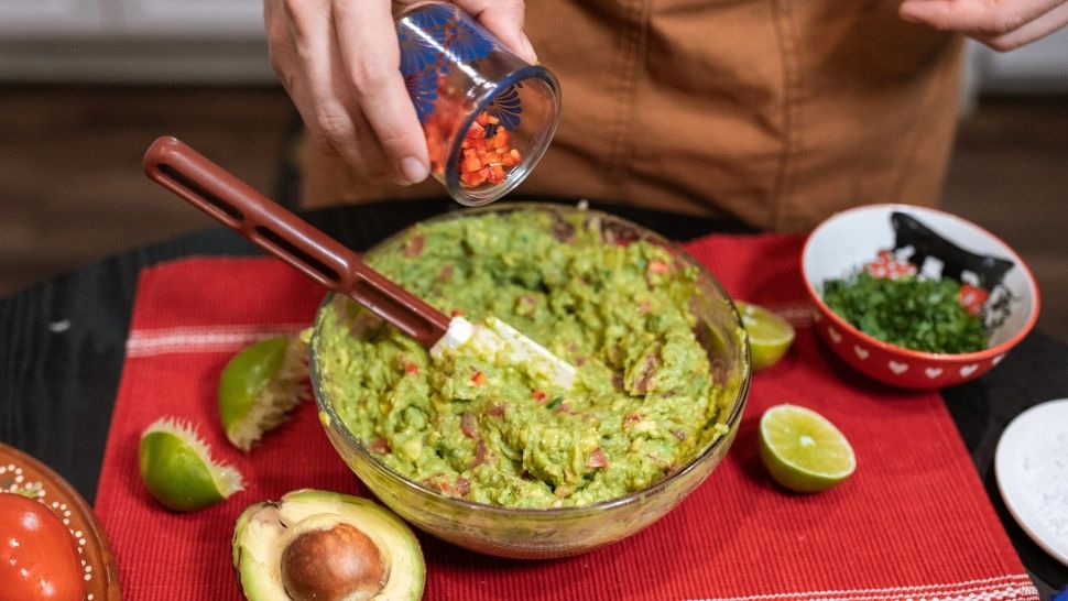 Cum sa prepari salata de avocado. Cea mai simplă rețetă de guacamole. Ideală și în zilele de post