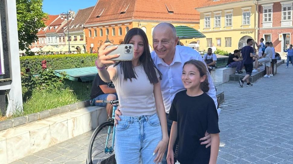 Geoana se folosește de oricine și orice ca să „dea bine” la oameni. Foto/Geoană
