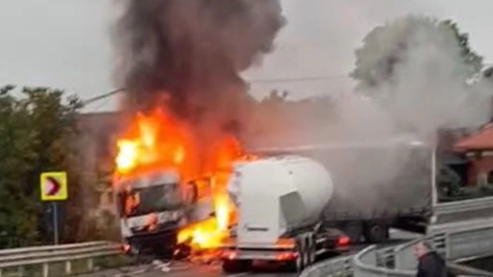 Accident grav, în Bihor: o cisternă și un TIR au luat foc, după un impact frontal - VIDEO