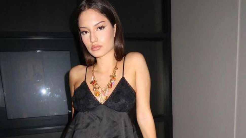 O recunoști? Este fiica unui celebru prezentator din România. Jasmine, apariție sexy, în costum de baie