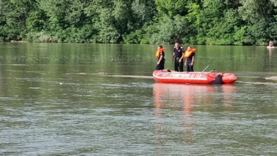 Doi copii au ajuns la spital după ce au intrat în lac să recupereze o jucărie. Foto ilustrativ