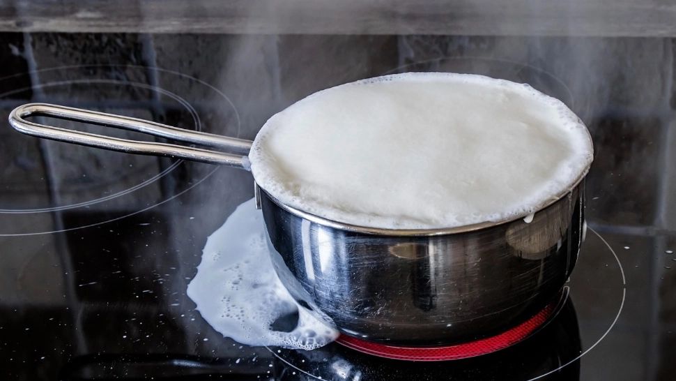 Ce trebuie să pui în lapte la fiert ca să nu se mai prindă de oală