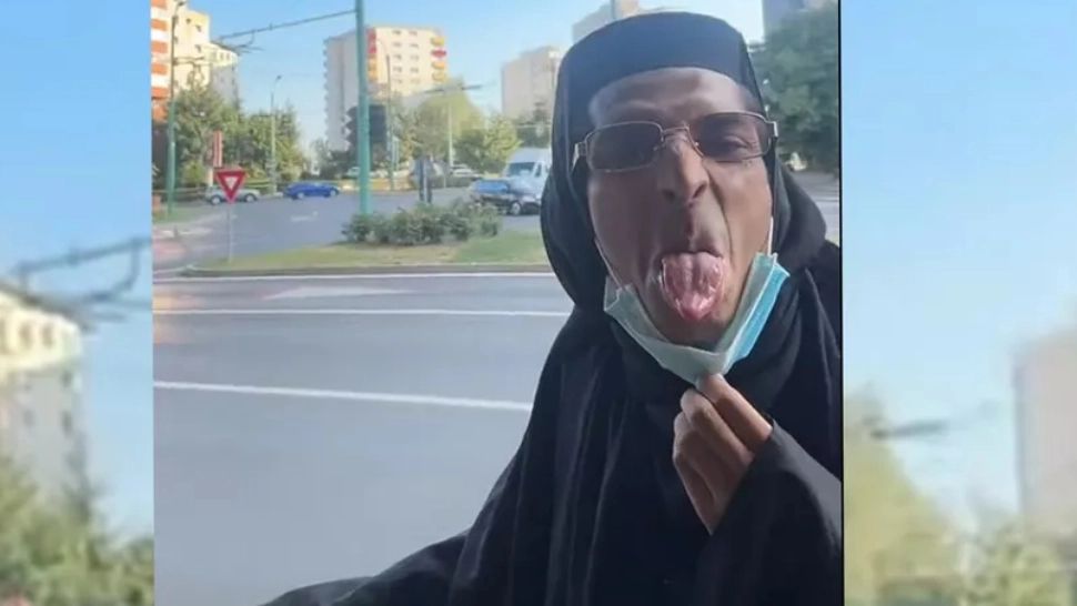 Bărbatul deghizat în măicuță, ridicat de polițiștii locali din Iași. Foto: bzi