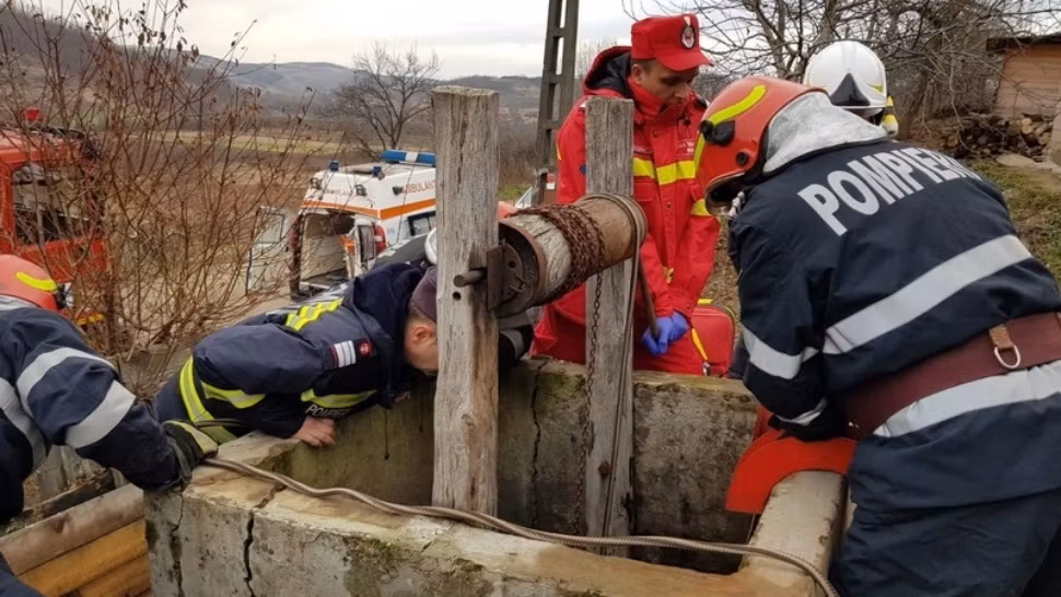 O femeie și un bărbat au căzut într-o fântână adâncă. Autoritățile au intervenit de urgență