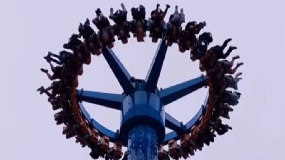 Panică la peste 30 de metri înălțime. 28 de persoane au rămas blocate cu capul în jos într-un parc de distracții - VIDEO