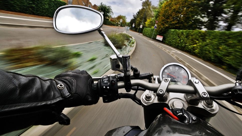 Moarte cumplită pentru un motocilist de 30 de ani. A decedat după ce a intrat în coliziune cu o mașină